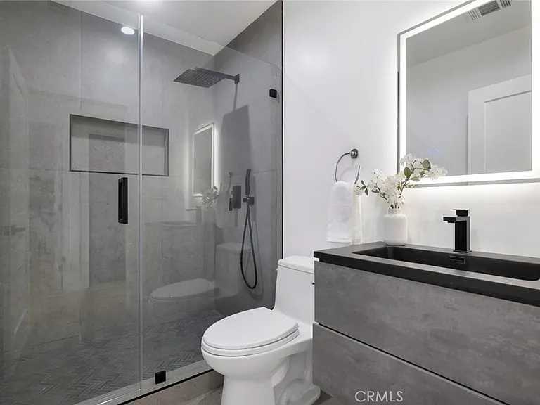 2115 W Clark Ave — Photo 16