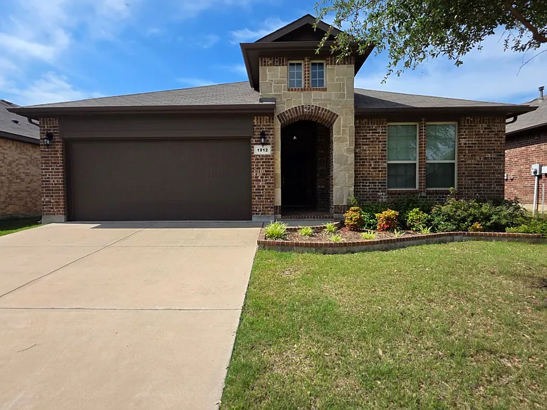 1912 Potrillo Ln — Photo 1