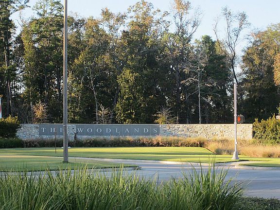 Located inThe WoodlandsCreekside