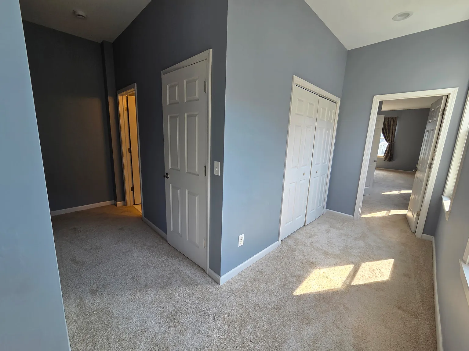 4 bed, 2.5 bath, 2299 sqft, $2,500 — Photo 2