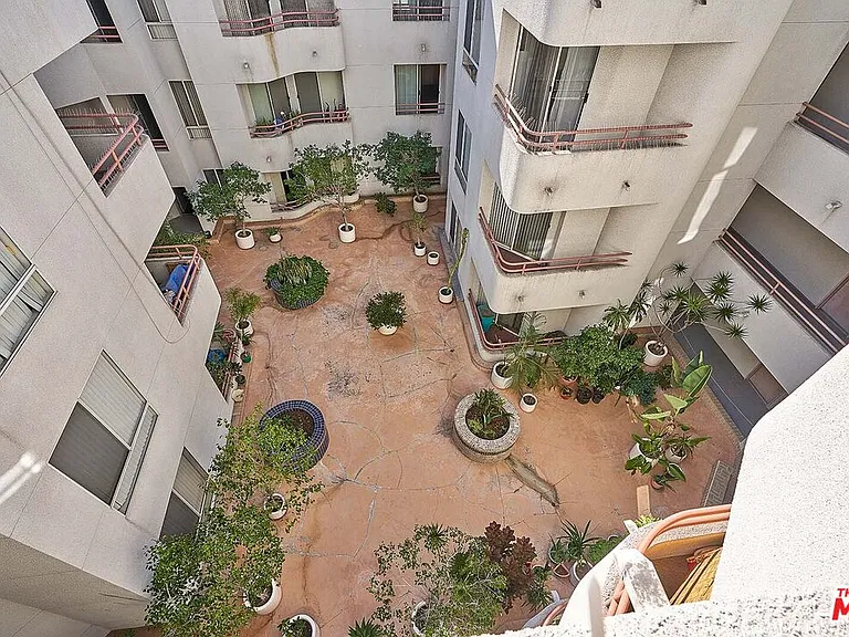 500 S Berendo St #101 — Photo 3