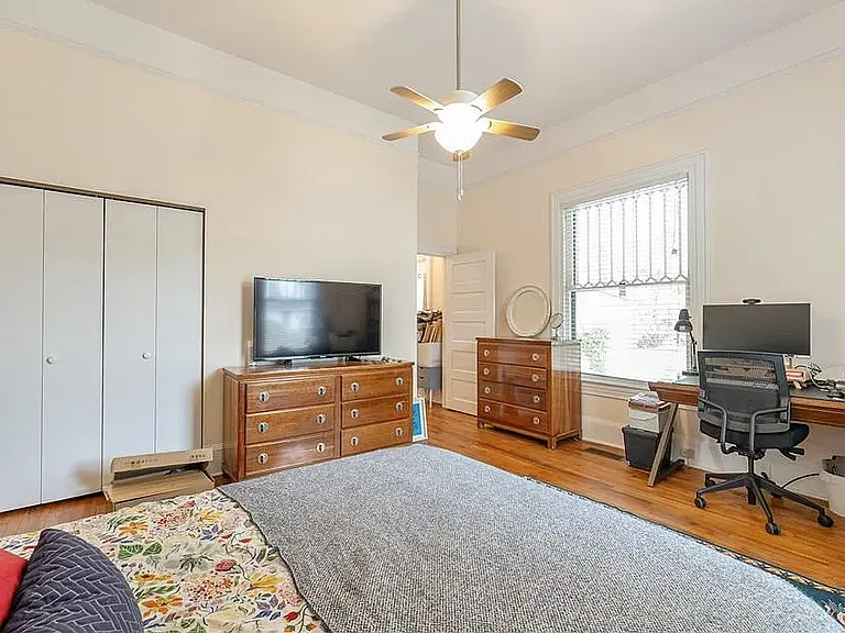 240 SW 3rd St #A — Photo 3