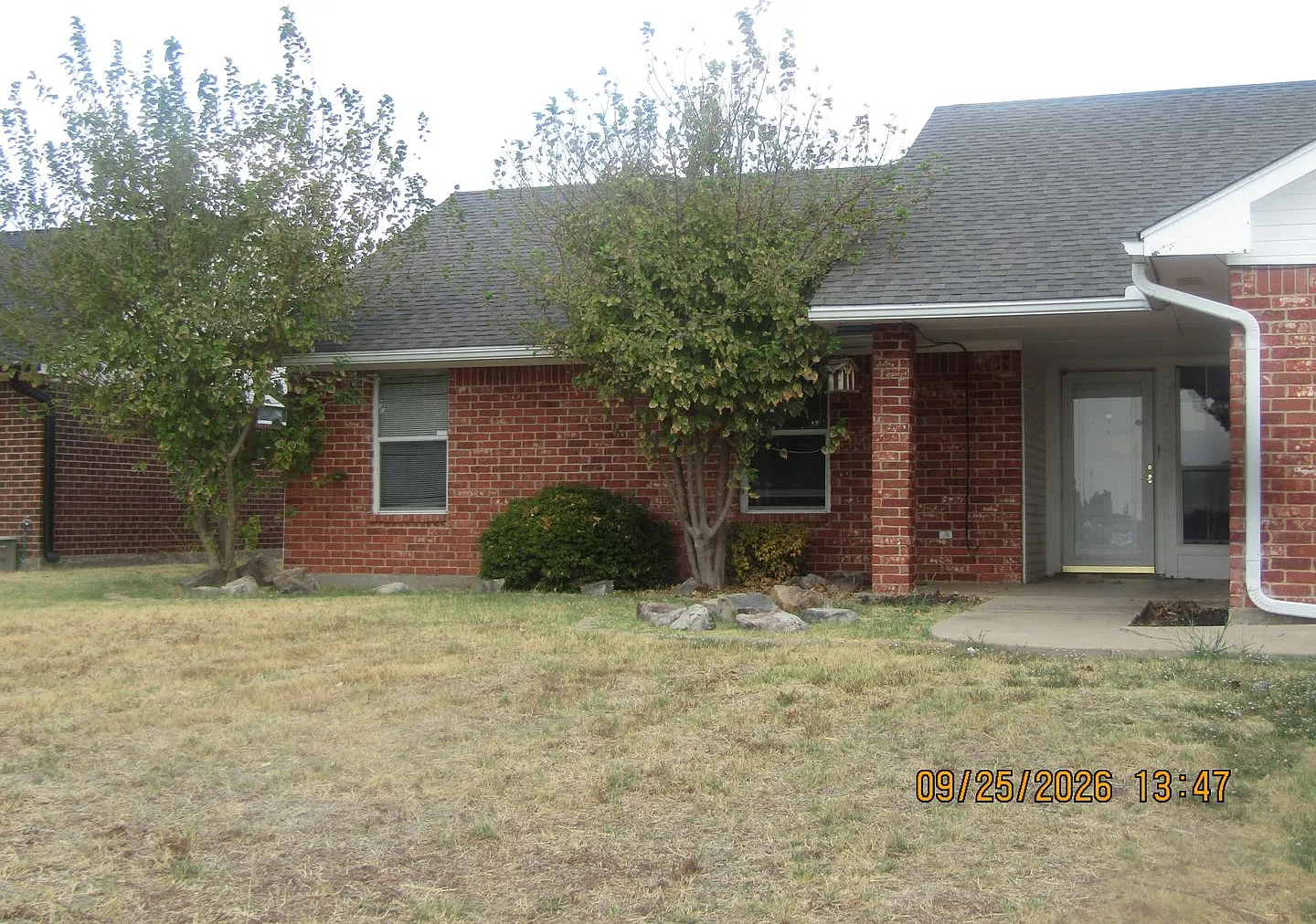 Very nice home located in the Park Ridge Area! Bishop School District — Photo 1
