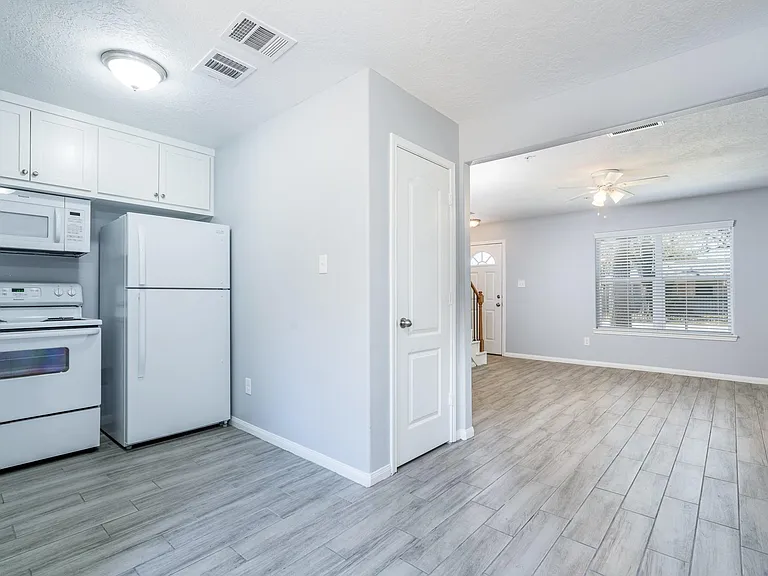 207 N Poplar St #B — Photo 6