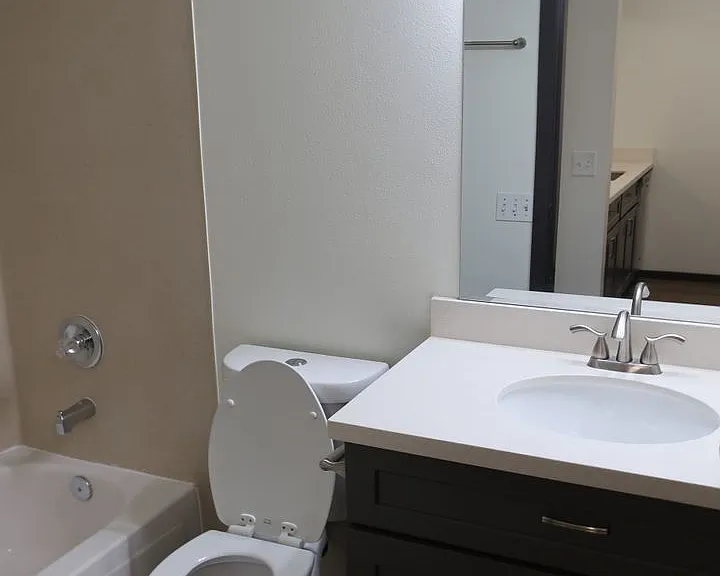6040 Cali - Spacious 1 & 2 Units | Washer/Dryer | Private Balcony | Lots on Natural Light — Photo 37