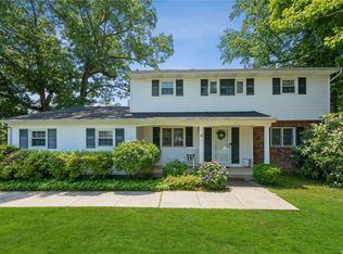 4 Bittersweet Ln, Glen Cove, NY 11542