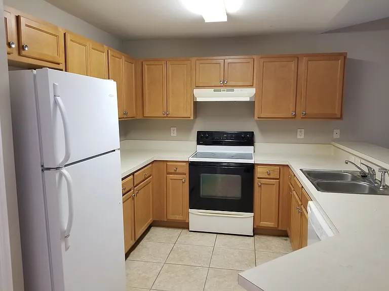 907 Chenault St — Photo 6