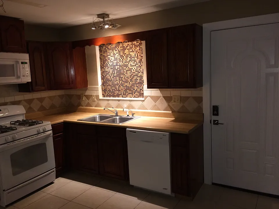 201 Desoto St #6