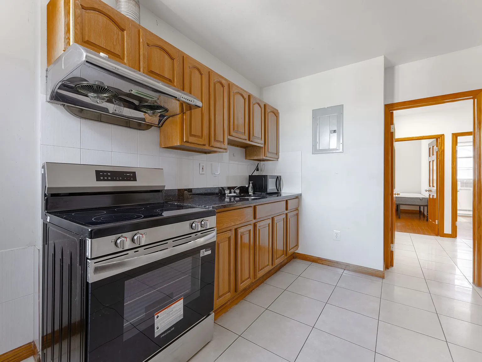 3 bed, 875 sqft, $2,000 — Photo 3