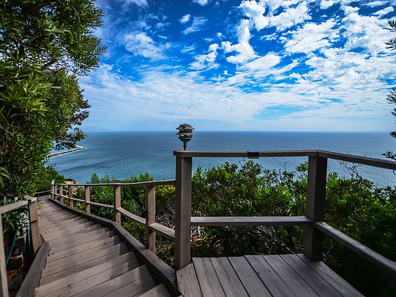 Stair way to the cliff house