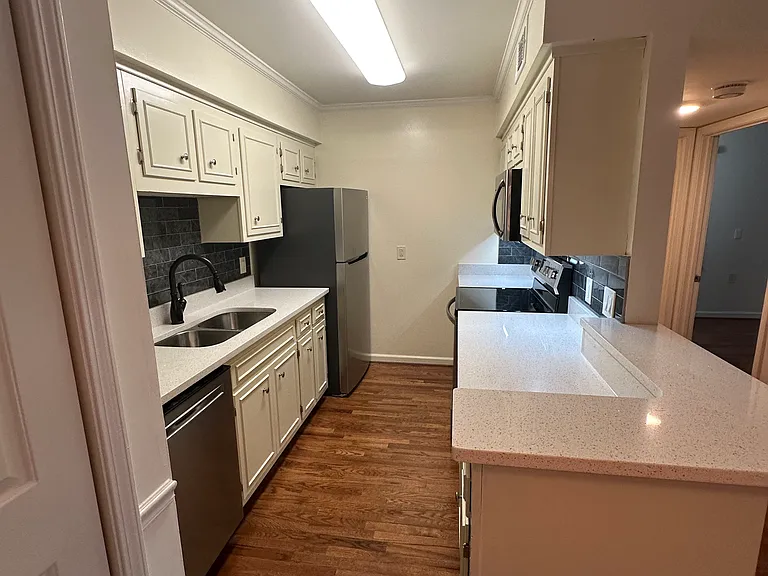 2905 Burch Ave #10 — Photo 17