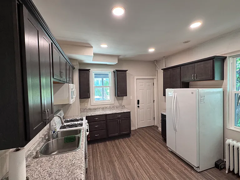 403 Queen Ave N #1 — Photo 5
