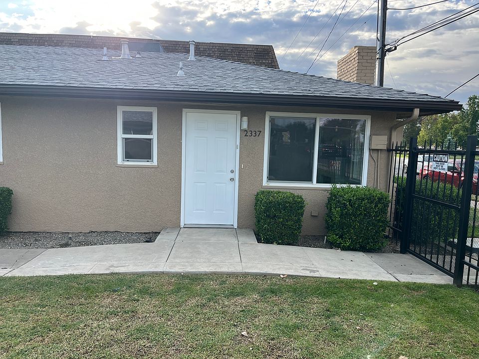 Front Entrance to 2337 E Shaw