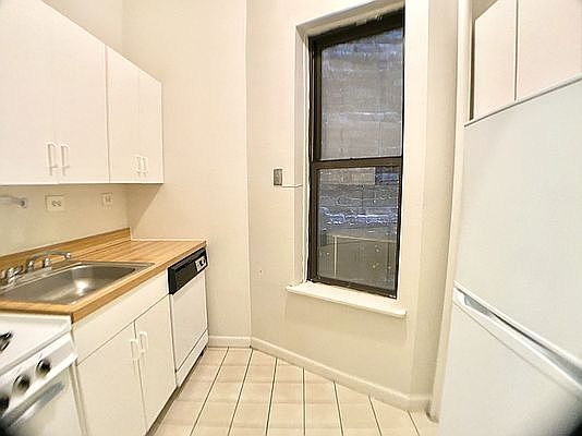 4th image of 97 Lexington Ave APT 3A