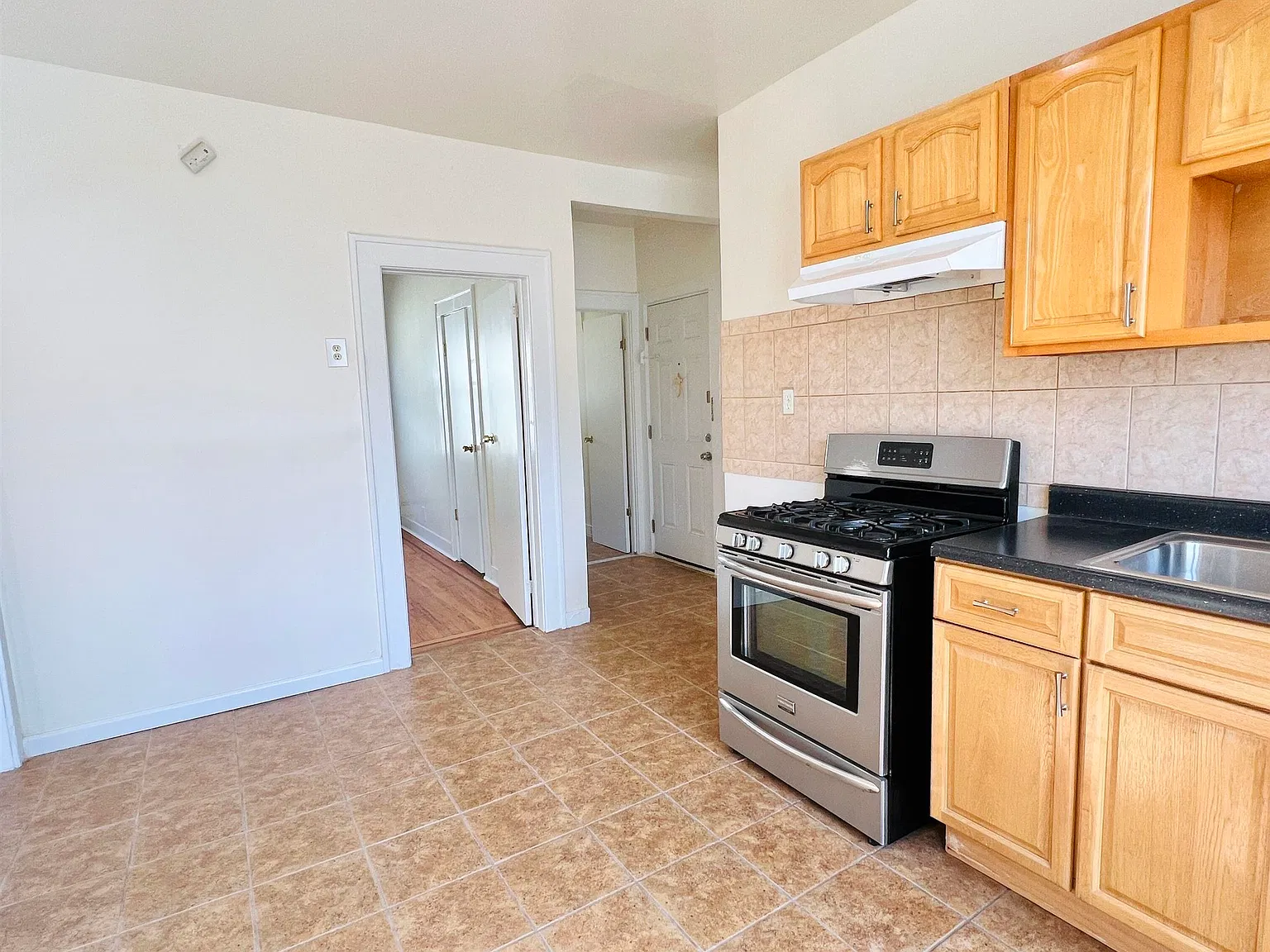3 bed, 1.0 bath, $2,200 — Photo 3