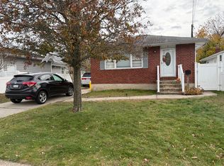 5 Genesee St, Hicksville, NY 11801