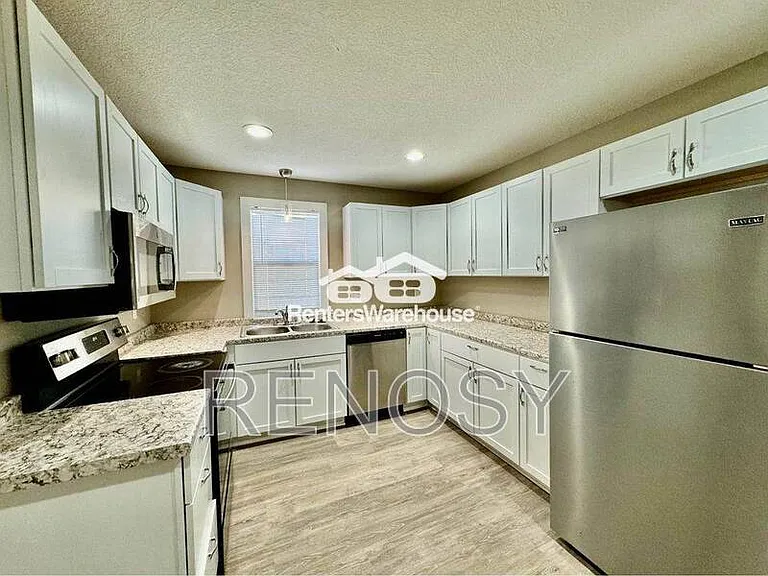 1138 E 8th St — Photo 3