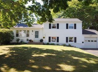 59 Wheatfield Dr, Rochester, NY 14616