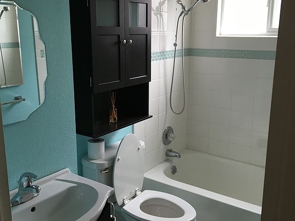 5th image of 9711 Beachwood Dr