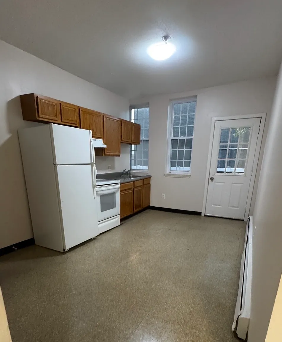 16 Maple St — Photo 2