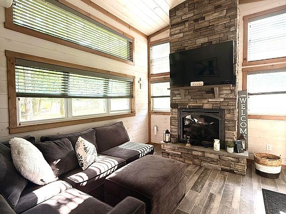 5th image of 634 Swallow Ln