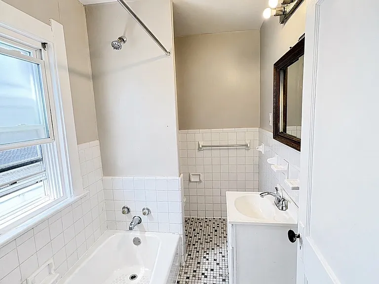 261 E Lake St — Photo 23
