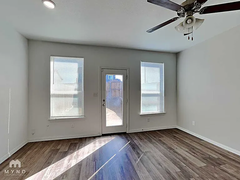 3265 Karen St — Photo 7