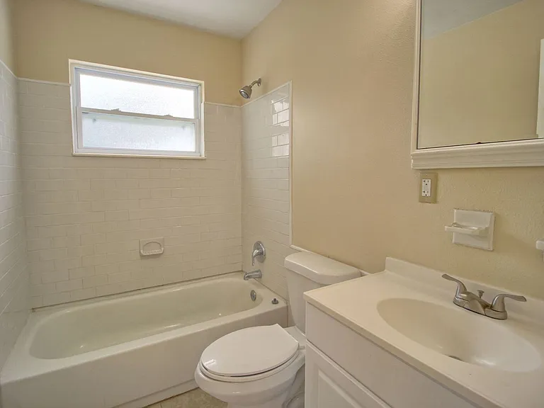 323 Elm Dr — Photo 9