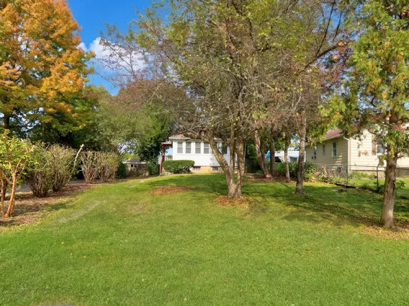 26110 W Lakeview Ave, Ingleside, IL 60041