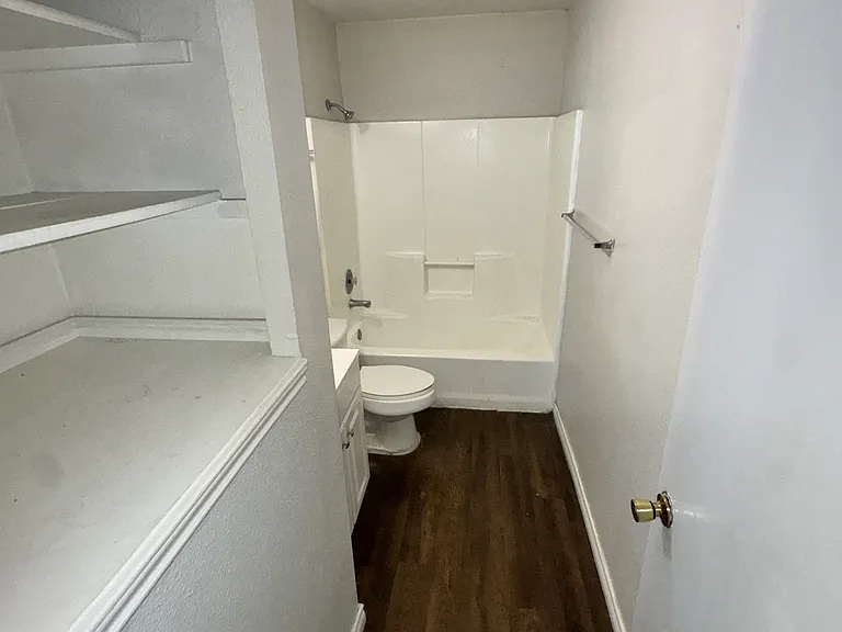 830 W Hutchins Pl #6 — Photo 6