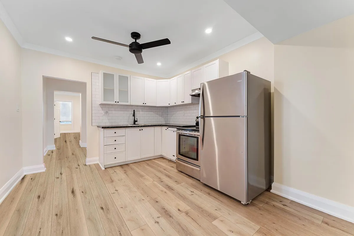 Building Photo - 137 Carruthers Ave #1