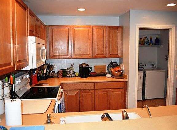 2nd image of 744 Otter St E