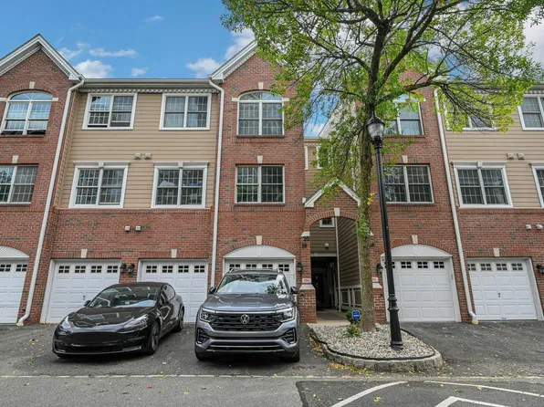 20 Lydia Dr, West New York, NJ 07093