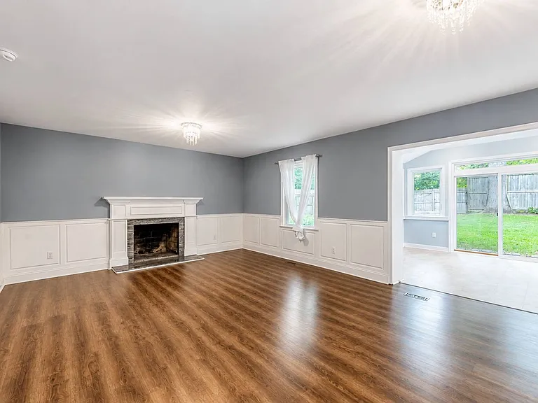 111 Deer Spring Rd — Photo 3