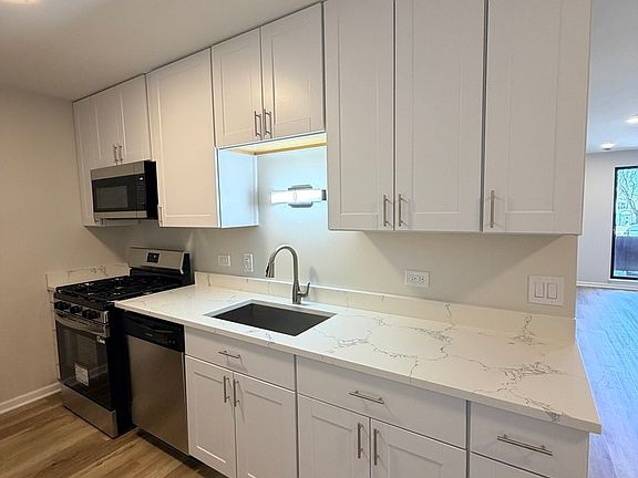 4th image of 720 Wellington Ave Unit 219