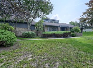 5592 Water Way Ct, West Bloomfield, MI 48322