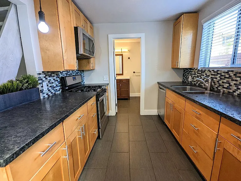 4321 1/2 Louisiana St — Photo 5