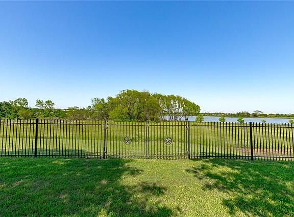 3rd image of 3612 Meadow Park Dr