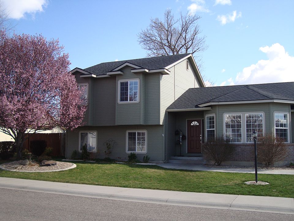 Beautiful Tri-Level Home