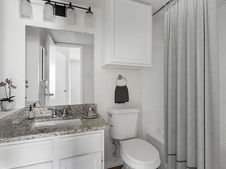 Living Oaks Apartments — Photo 9