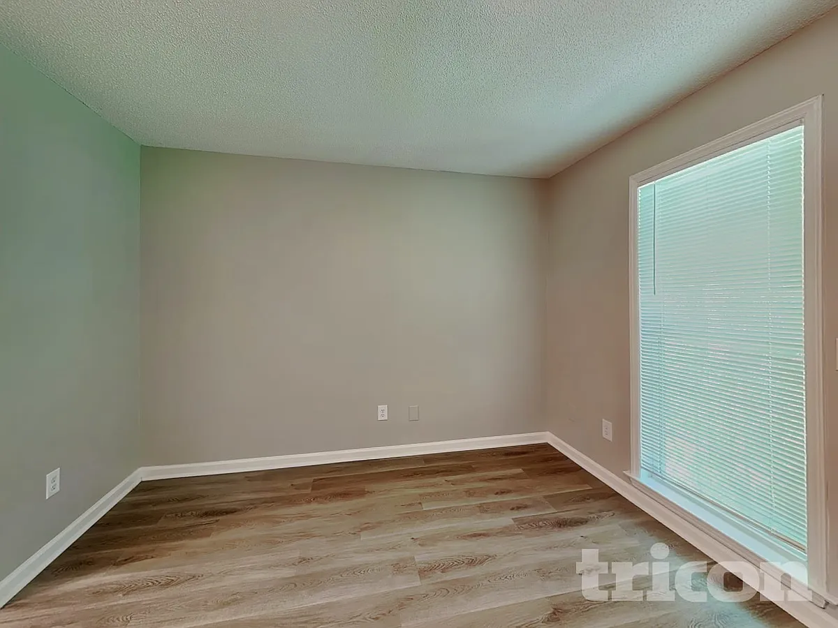 Building Photo - 4417 Woodlawn Dr
