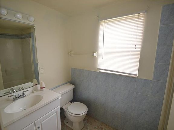 4th image of 845 Sky Lake Cir APT B