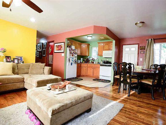 3rd image of 11869 Montauk St