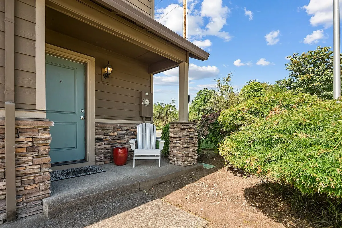 3 bed, 2.5 bath, 1252 sqft, $2,499 — Photo 2
