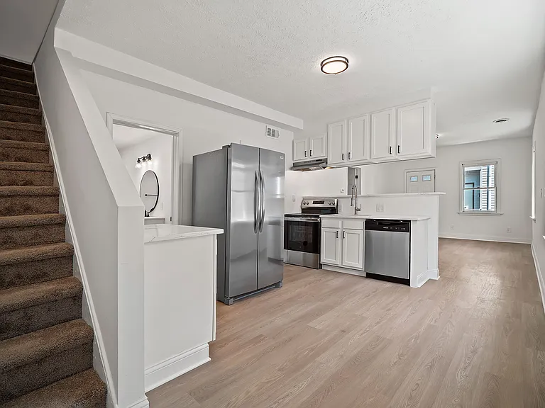 2037 W 11th St #4 — Photo 2