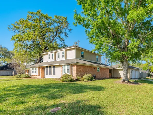 52 S Bachelor Button St, Lake Jackson, TX 77566