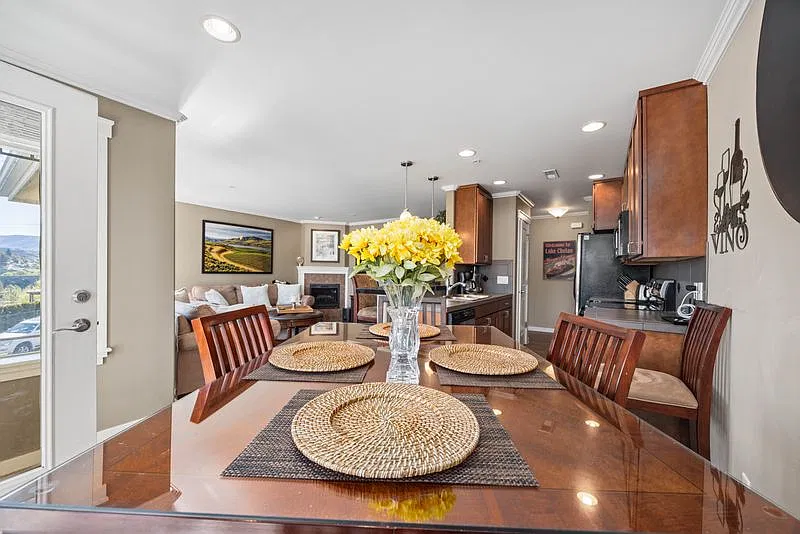 2 bed, 1170 sqft, $2,300 — Photo 2