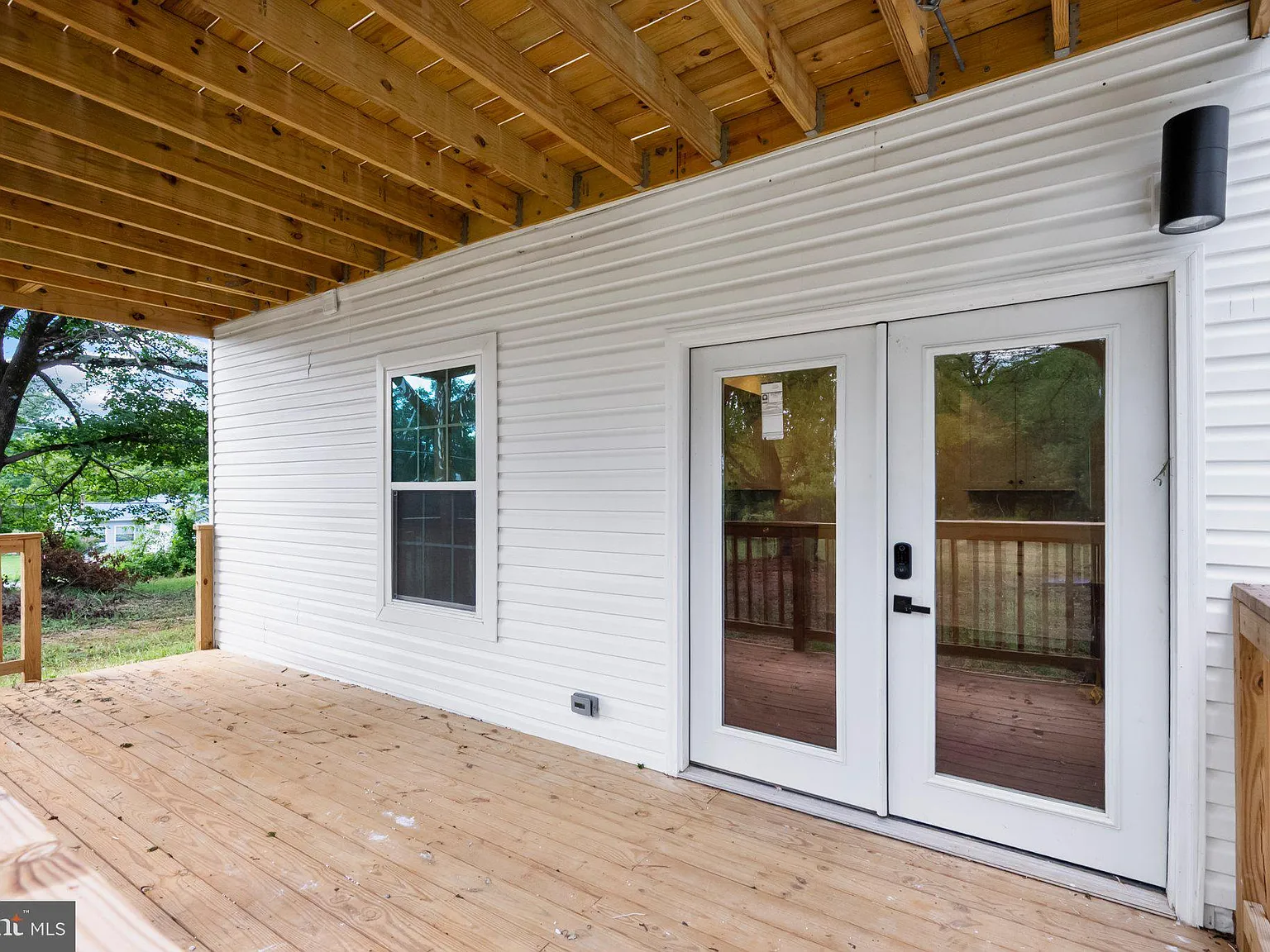 4 bed, 2.0 bath, 2269 sqft, $3,000 — Photo 3
