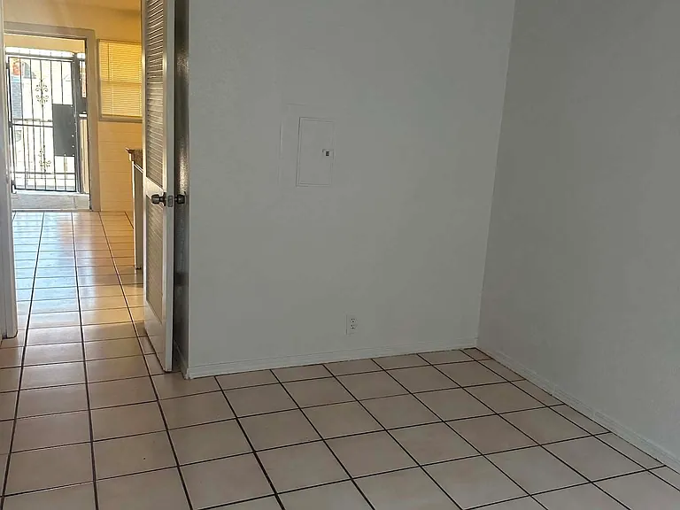 915 N San Joaquin St #8 — Photo 8