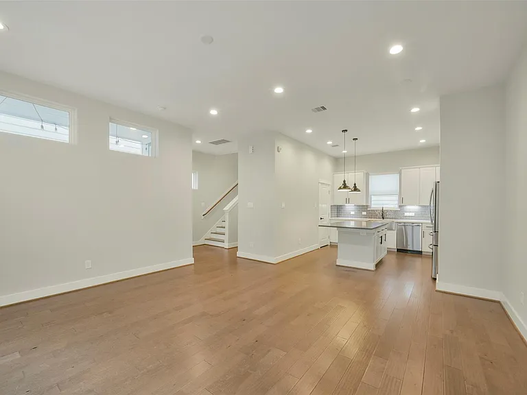760 W Donovan St — Photo 9